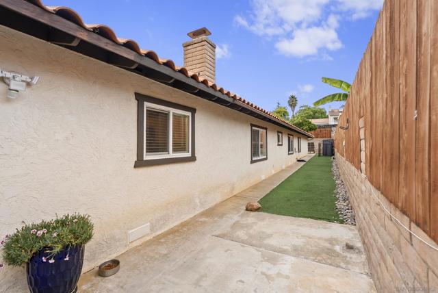 1918 Odell Cir, Vista CA: https://media.crmls.org/mediaz/88e7aced-9247-41bf-b0a8-c2132d524239.jpg