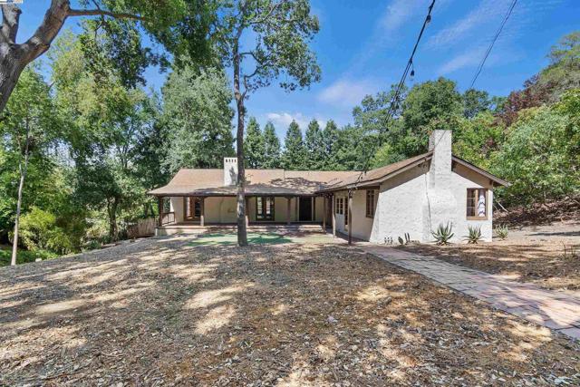 3476 Springhill Rd, Lafayette CA: https://media.crmls.org/mediaz/88e7d01a-35b1-4c2f-8fb3-738af1d04811.jpg