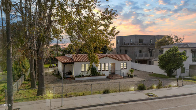 Detail Gallery Image 3 of 54 For 3880 Loma Vista Rd, Ventura,  CA 93003 - 3 Beds | 3 Baths