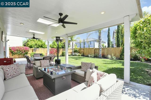 369 Myrtle Ln, Oakley CA: https://media.crmls.org/mediaz/88e8d634-bada-4214-91e7-f96003e337a6.jpg
