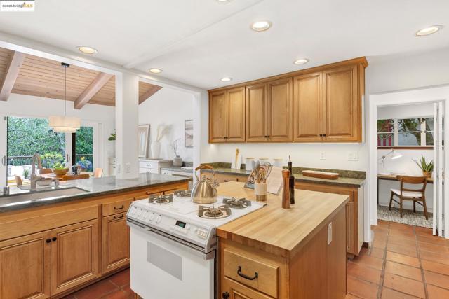 6257 Girvin Dr, Oakland CA: https://media.crmls.org/mediaz/88ea50cb-a032-4b2d-a597-07a72da7f337.jpg