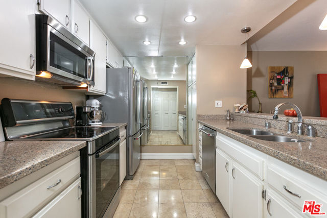 600 W 9th Street, Los Angeles CA: https://media.crmls.org/mediaz/88ea676c-3019-4941-81e7-1063127e7650.jpg