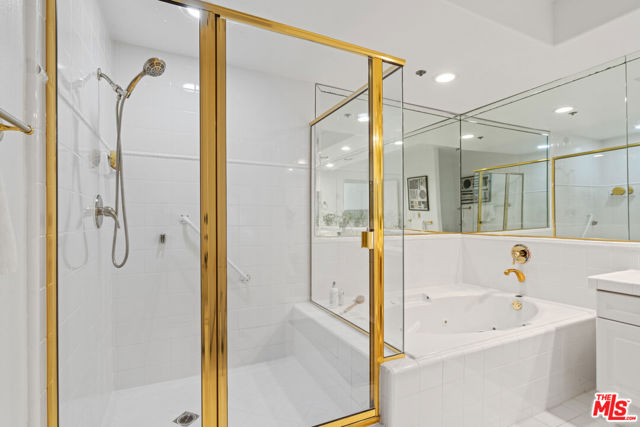 575 S Barrington Avenue, Los Angeles CA: https://media.crmls.org/mediaz/88ea955f-ed1f-4384-b080-ace4a540a564.jpg