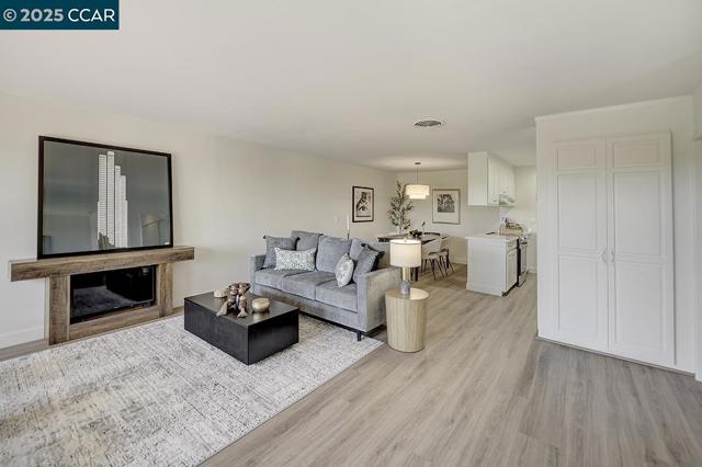 2101 PTARMIGAN DR, Walnut Creek CA: https://media.crmls.org/mediaz/88ea979b-2a63-403a-b85f-a5bcd3202c72.jpg