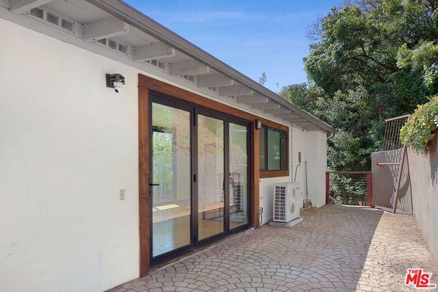 8629 Franklin Avenue, Los Angeles CA: https://media.crmls.org/mediaz/88eaa6c2-ee4b-437d-a01d-9c259a0faf1b.jpg