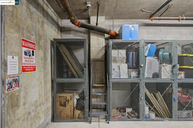 438 W Grand Ave, Oakland CA: https://media.crmls.org/mediaz/88eb11ff-7dac-48af-9cd5-be05b81a9d17.jpg