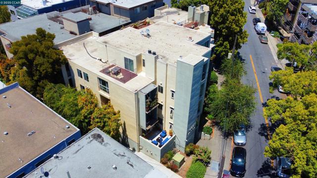 401 Monte Vista Ave, Oakland CA: https://media.crmls.org/mediaz/88eb411b-f6b9-4a81-9f58-ab8164e8ab47.jpg