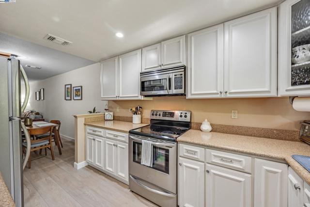 2719 Oak Rd, Walnut Creek CA: https://media.crmls.org/mediaz/88eb7282-283b-4711-91ba-e8e120a89d73.jpg