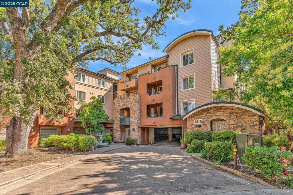 1310 Creekside Dr
