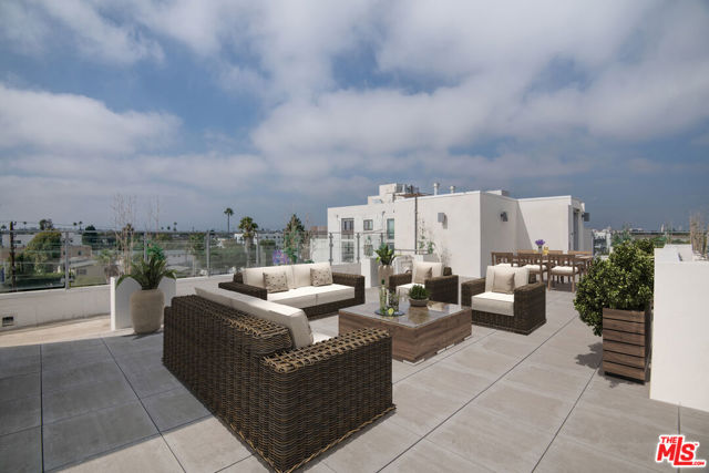 4418 S Slauson Avenue, Culver City CA: https://media.crmls.org/mediaz/88eca203-8ef6-480f-ae48-317e1640bb42.jpg