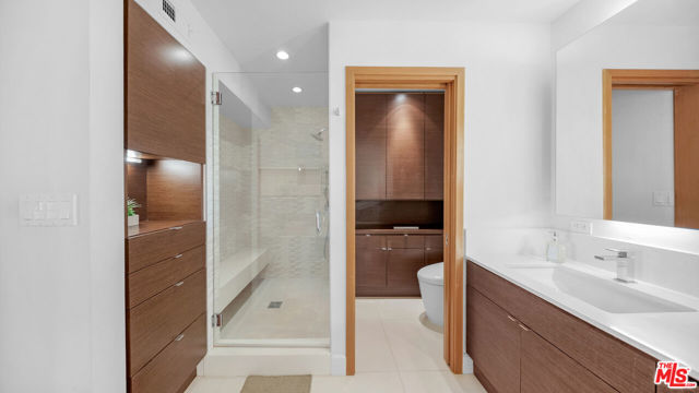 966 Bluegrass Lane, Los Angeles CA: https://media.crmls.org/mediaz/88edf947-195a-4305-91c2-278edbef6e2f.jpg