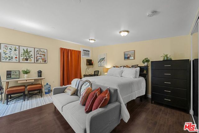 7659 Lindley Avenue, Reseda CA: https://media.crmls.org/mediaz/88ee255d-526e-40e3-8a13-8f389a4381f4.jpg