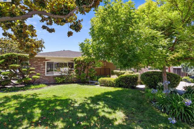 2082 Boxwood Way, Fremont CA: https://media.crmls.org/mediaz/88eee947-e81a-4895-9efe-db9189257533.jpg