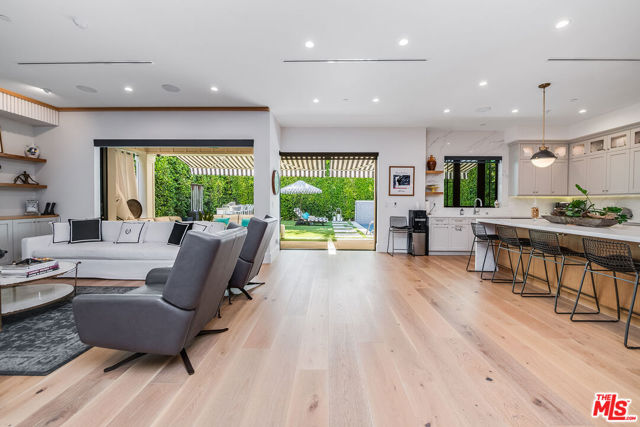 4365 Kraft Avenue, Studio City CA: https://media.crmls.org/mediaz/88ef2798-2aa6-4f41-95f0-ab44ee0799b2.jpg