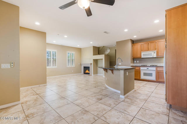 3327 Shadetree Way, Camarillo CA: https://media.crmls.org/mediaz/88f083e1-0ca6-47d9-bd96-4e40e56f4b93.jpg