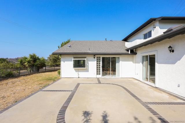 9977 Cristobal Dr, Spring Valley CA: https://media.crmls.org/mediaz/88f11fc7-296e-417a-9a8c-79f2331f9c69.jpg