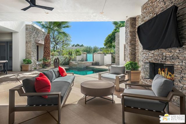 27 Ambassador Circle, Rancho Mirage CA: https://media.crmls.org/mediaz/88f23745-4367-468b-876b-b2012e9e8764.jpg