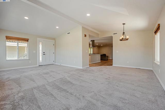 29270 Sandburg Way, Hayward CA: https://media.crmls.org/mediaz/88f26dc1-fa77-4e75-a95a-7b68d0995ffa.jpg