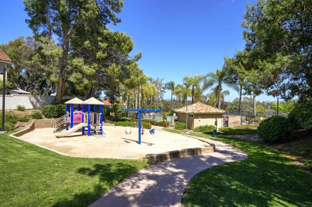 Detail Gallery Image 5 of 44 For 1688 Crystal Ridge Ct, Vista,  CA 92081 - 4 Beds | 2/1 Baths