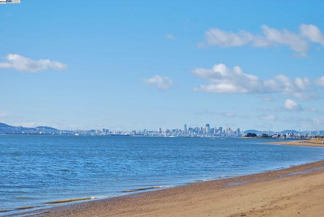950 Shorepoint Ct, Alameda CA: https://media.crmls.org/mediaz/88f4a386-13dd-4a79-9df1-f7143a35dace.jpg