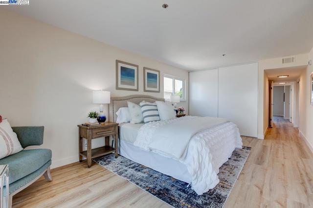 1001 Shoreline Dr, Alameda CA: https://media.crmls.org/mediaz/88f4cc11-1d49-4f4a-aeae-116526166df5.jpg