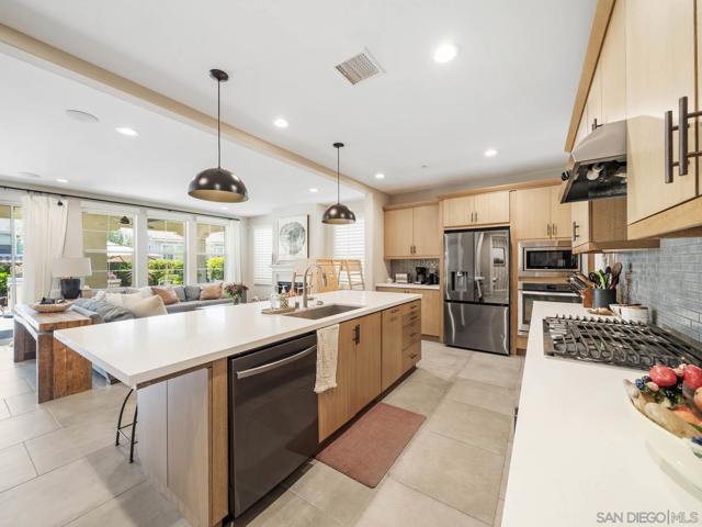 916 Camino Aldea, Chula Vista CA: https://media.crmls.org/mediaz/88f5755e-05d1-44d8-81a2-7be1734143d3.jpg