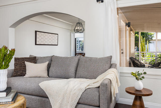 1807 New York Drive, Altadena CA: https://media.crmls.org/mediaz/88f5bcbc-e173-4dd8-8d79-c45bab7c1c0d.jpg