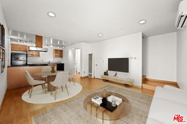 648 N Grand Avenue, Los Angeles CA: https://media.crmls.org/mediaz/88f5e523-8437-4e45-bbb6-8ed3cc8c8fb4.jpg