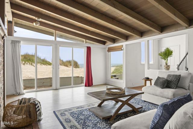 1218 Cornwall Lane, Ventura CA: https://media.crmls.org/mediaz/88f68f55-305b-4e6f-a651-c82606358bbd.jpg