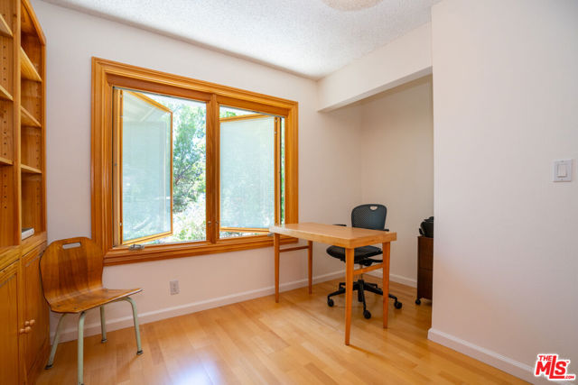 353 Mavis Drive, Los Angeles CA: https://media.crmls.org/mediaz/88f6e443-1232-4e9e-82e5-17fce05fd92e.jpg