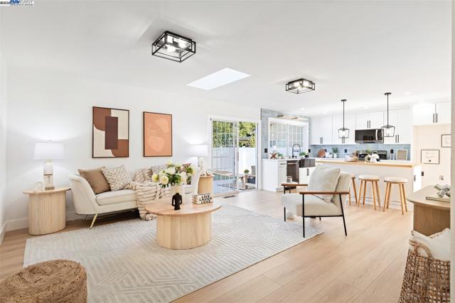 2656 Hilton St, Union City CA: https://media.crmls.org/mediaz/88f74a9d-8872-4bc5-89e4-bc3312ba0c7d.jpg