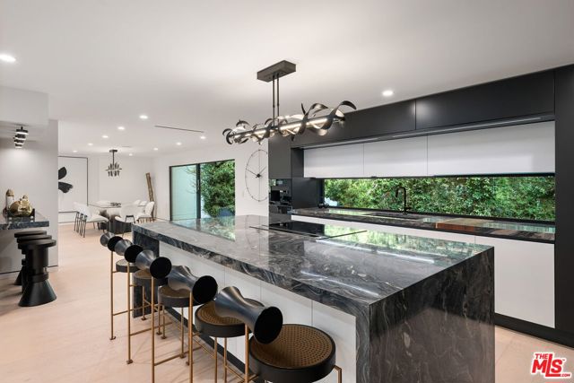 3290 N Knoll Drive, Los Angeles CA: https://media.crmls.org/mediaz/88f82854-dc3e-4183-8013-24c73809b0a9.jpg