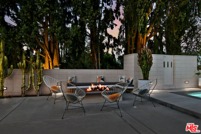 20150 Delita Drive, Woodland Hills CA: https://media.crmls.org/mediaz/88f84386-8795-42ed-b438-5ff8b8f8b0c9.jpg