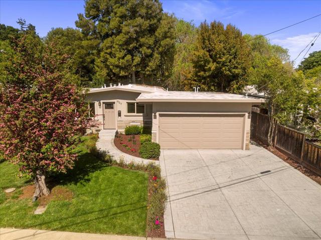 907 Christopher Way, Menlo Park CA: https://media.crmls.org/mediaz/88f8636e-f0c0-40e4-b0bf-a294e3d7f5e6.jpg