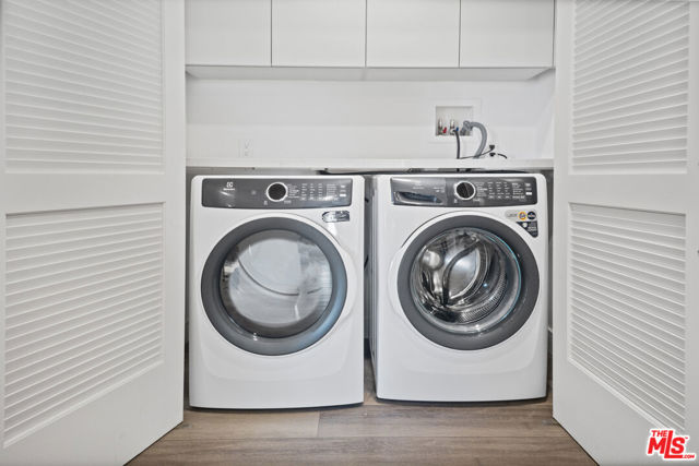 160 N La Peer Drive, Beverly Hills CA: https://media.crmls.org/mediaz/88f92f90-5e14-418e-a7c3-1f46451d71bc.jpg