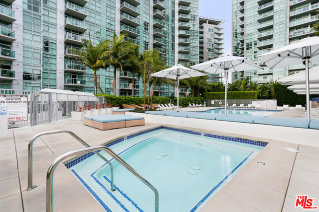 13700 MARINA POINTE Drive, Marina del Rey CA: https://media.crmls.org/mediaz/88fa8a6b-b5ce-41af-b5ba-c582f3a2b277.jpg