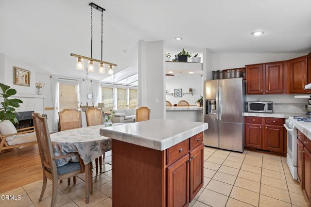 1975 Maricopa Highway, Ojai CA: https://media.crmls.org/mediaz/88fbb7d8-f00c-4e84-9375-919f63eb2f0d.jpg