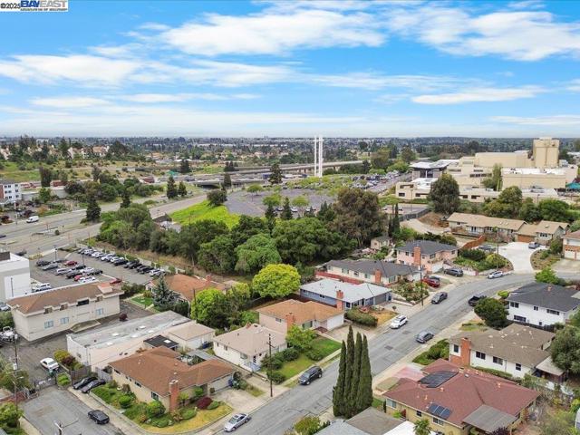 2457 San Carlos Ave, Castro Valley CA: https://media.crmls.org/mediaz/88fc4ad0-86c6-405c-862e-2f722ba25662.jpg