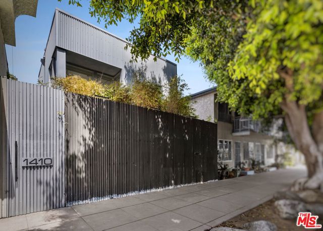 1410 Pacific Avenue, Venice CA: https://media.crmls.org/mediaz/88fd0499-fadc-4ba8-a446-68d69a35fc29.jpg