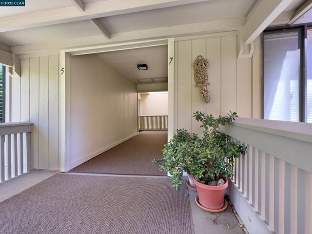 1345 Singingwood Ct, Walnut Creek CA: https://media.crmls.org/mediaz/88fd4dd5-056c-4647-bcf6-6cae6ab12710.jpg