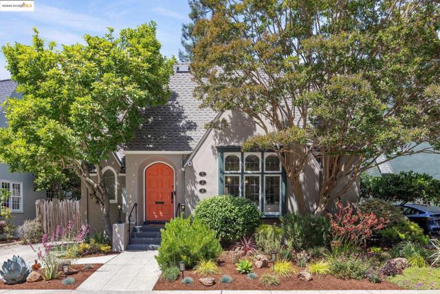 924 Trestle Glen Rd, Oakland CA: https://media.crmls.org/mediaz/88fd8ed7-1584-496e-b780-7ca69a34e446.jpg