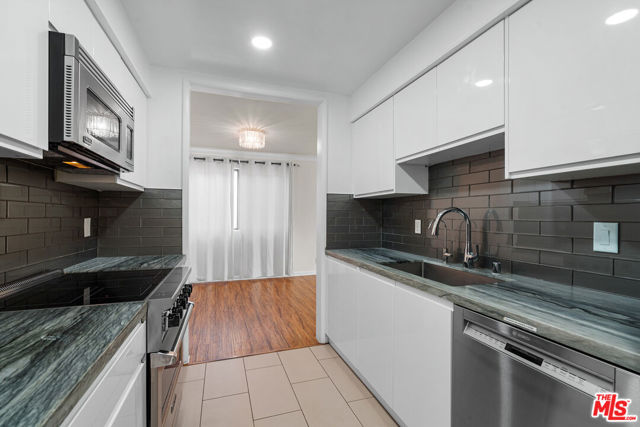 818 S Lucerne Boulevard, Los Angeles CA: https://media.crmls.org/mediaz/88fe7cb4-47b2-40c6-858a-6a5bd6cd4647.jpg