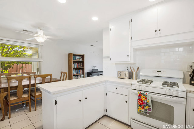 8365 Lake Adlon DR, San Diego CA: https://media.crmls.org/mediaz/88ff657e-4294-4443-9c6d-3aeb14f623e4.jpg