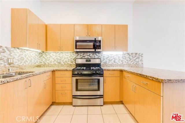 917 S New Hampshire Avenue, Los Angeles CA: https://media.crmls.org/mediaz/89002c2c-6fef-469b-855f-6d41b9aaa57d.jpg