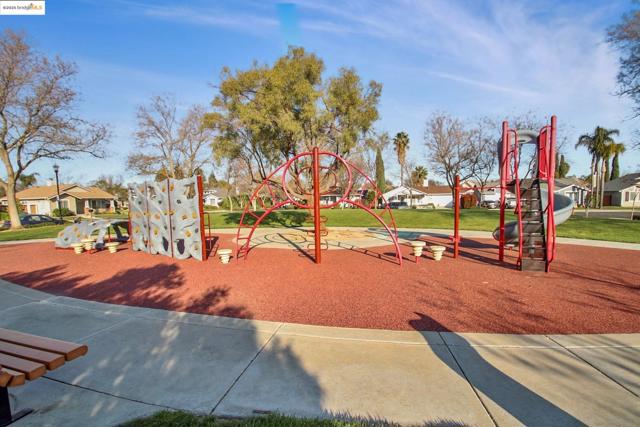 3050 Browning Ct, Brentwood CA: https://media.crmls.org/mediaz/8900786f-d504-4398-b3dd-186340575cf1.jpg