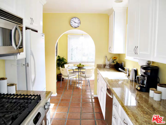 4125 Huron Avenue, Culver City CA: https://media.crmls.org/mediaz/8900cbdf-5a23-430d-8ebf-9c17d7f23970.jpg