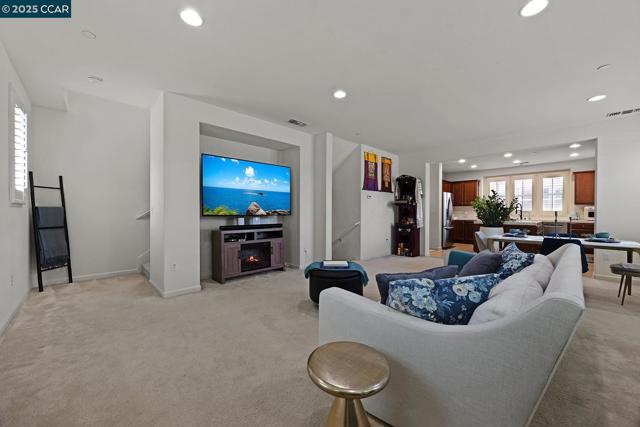 6939 Mariposa Cir, Dublin CA: https://media.crmls.org/mediaz/89014b78-4a29-4802-8008-23ee18775d0a.jpg