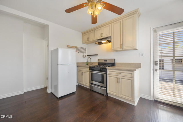 1430 Pepper Drive, Pasadena CA: https://media.crmls.org/mediaz/8901bbc7-65d3-48ea-b099-294b14b3fc93.jpg