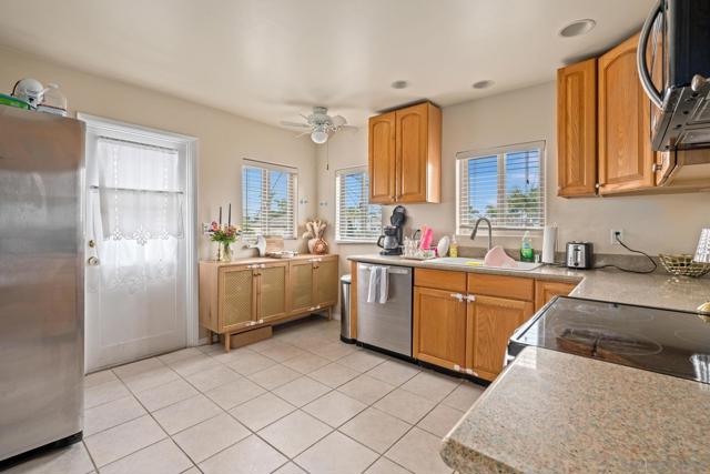 309 11 E Ave, Coronado CA: https://media.crmls.org/mediaz/890288da-8a4e-4dc4-8576-884d5d6f8084.jpg