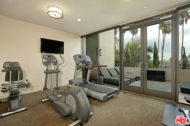 447 N Doheny Drive, Beverly Hills CA: https://media.crmls.org/mediaz/8902cf18-3905-4076-b311-e4bd776b861e.jpg